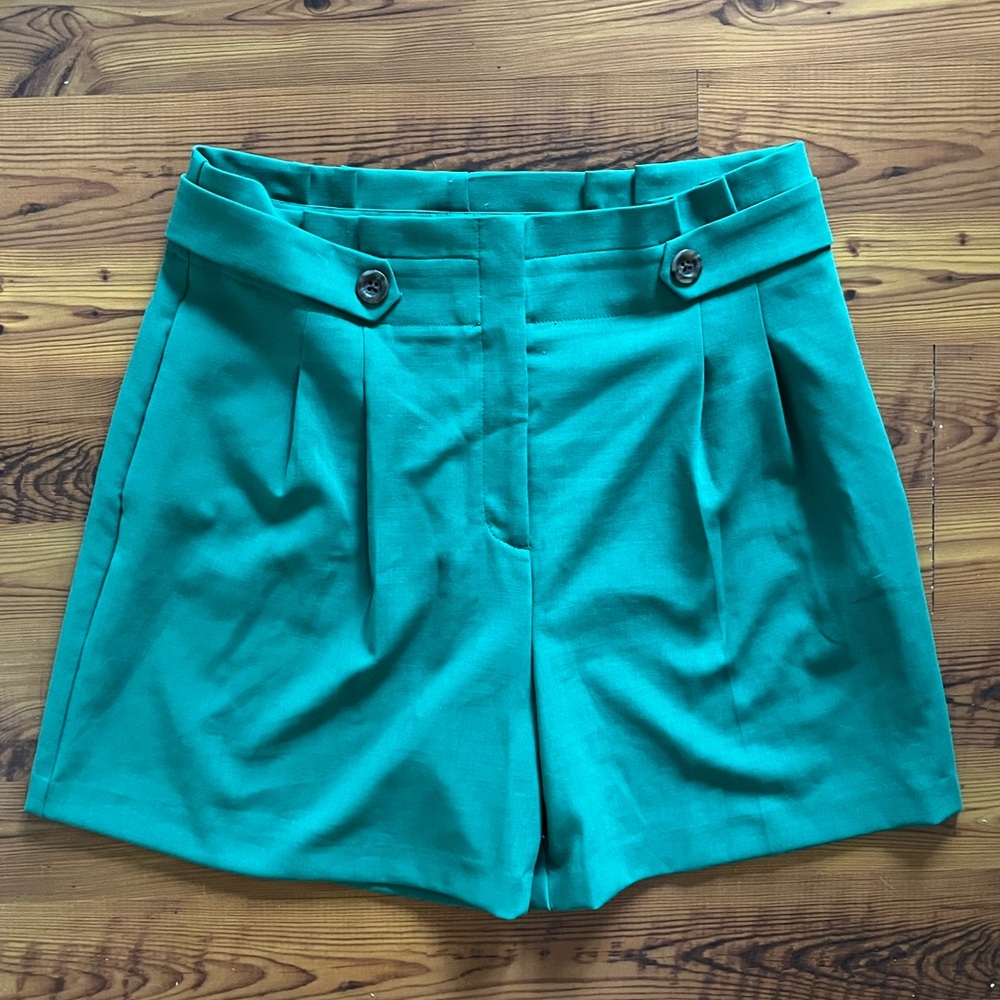 Ann Taylor High-Rise Pleated Shorts, size 14